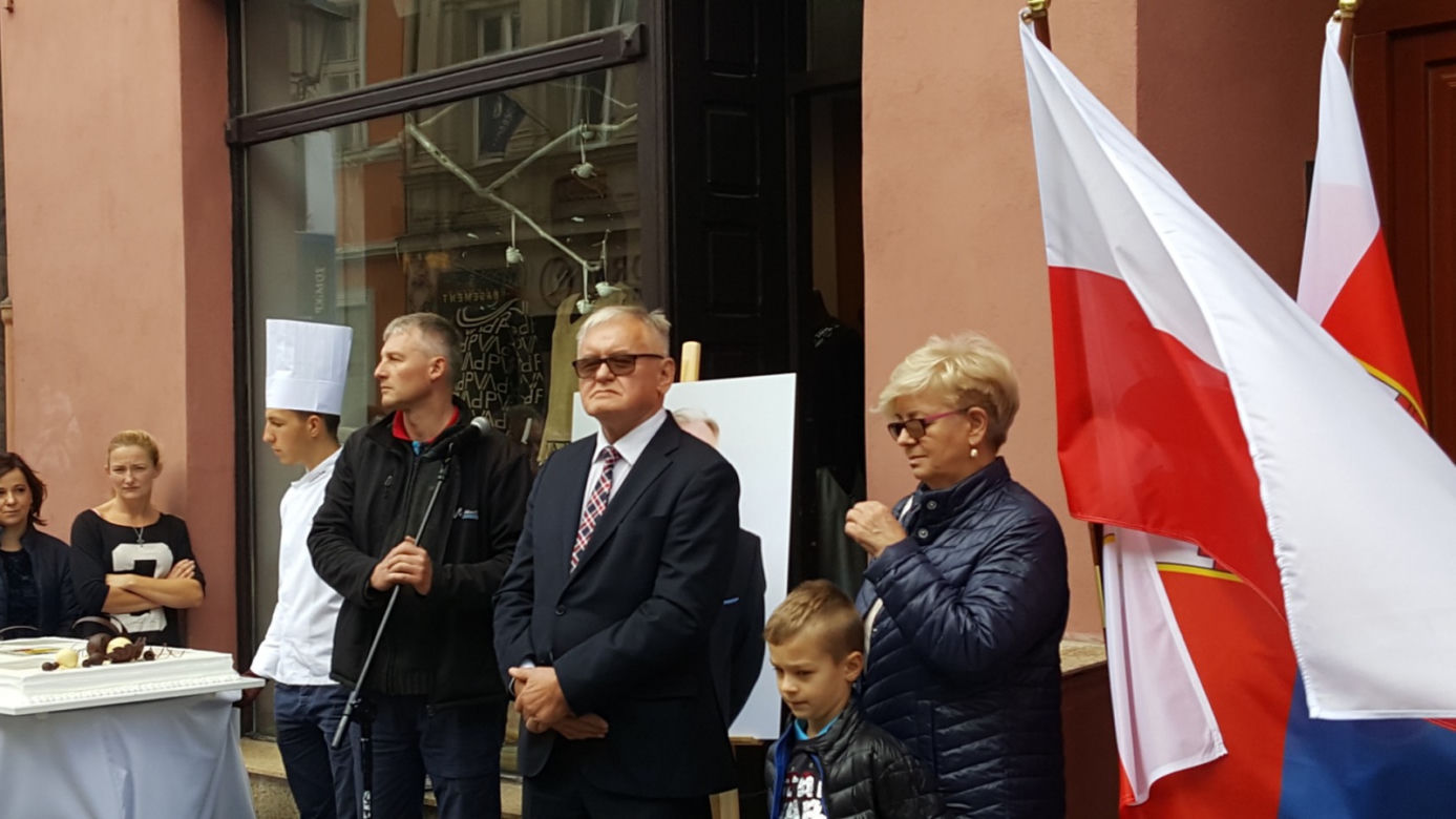 Nowe autografy na ul. Długiej! Swoje podpisy odsłonili bracia Sekielcy, Jan Rulewski i Antoni Tokarczuk [ZDJĘCIA, WIDEO]