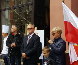Nowe autografy na ul. Długiej! Swoje podpisy odsłonili bracia Sekielcy, Jan Rulewski i Antoni Tokarczuk [ZDJĘCIA, WIDEO]