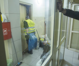 Udało się wejść do zaśmieconego mieszkania na Gocławiu. Wielkie sprzątanie