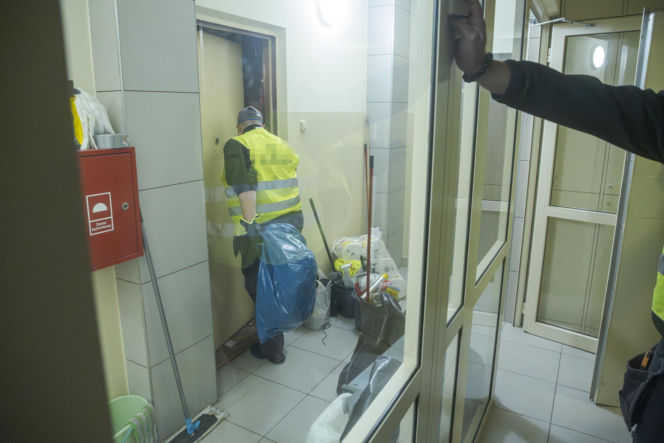 Udało się wejść do zaśmieconego mieszkania na Gocławiu. Wielkie sprzątanie