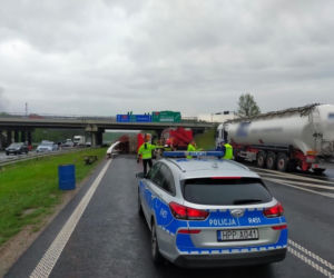 Nawet 3 godziny potrwają utrudnienia na autostradzie A4 w Mysłowicach, gdzie przewróciła się ciężarówka [ZDJĘCIA]