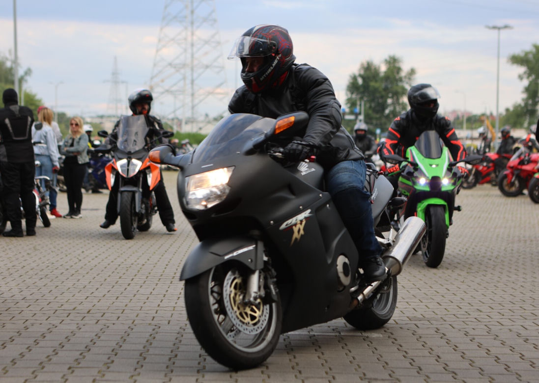 Przed Areną Lublin symbolicznie pożegnano dwójkę tragicznie zmarłych motocyklistów