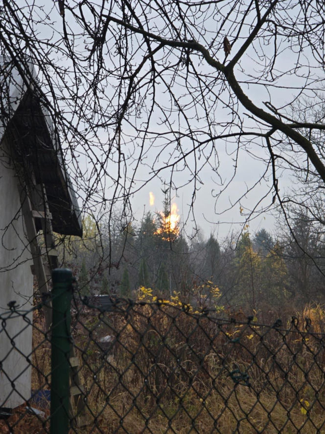 Słup ognia nad Krakowem. Potężny pożar gazu na popularnym osiedlu