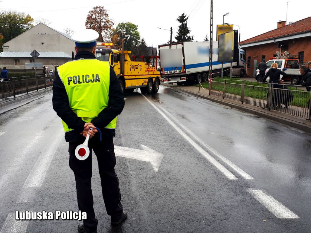 Rozpędzony tir uderzył w budynek sklepu przy ul. Moniuszki we Wschowie