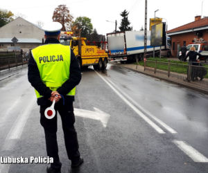 Rozpędzony tir uderzył w budynek sklepu przy ul. Moniuszki we Wschowie