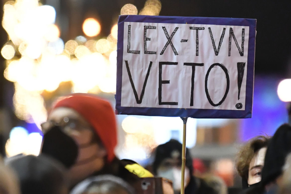 Lex TVN. Protesty w obronie mediów w całej Polsce. Największy w Warszawie