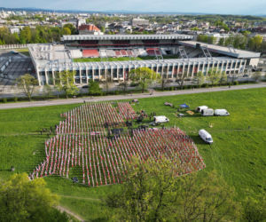 Biało-czerwone flagi na krakowskich Błoniach