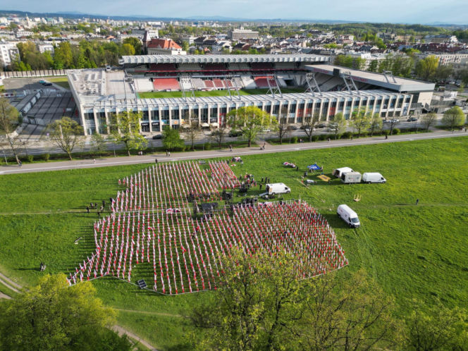 Biało-czerwone flagi na krakowskich Błoniach