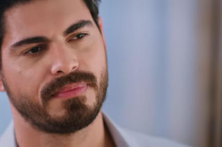 Panna młoda, odcinek 38: Cihan i Hancer zostają na noc u Deryi. Dojdzie między nimi do zbliżenia?