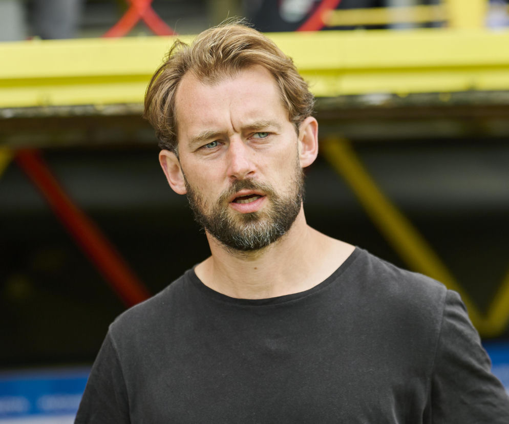 Trener Tomasz Kaczmarek w czarnej koszulce. O jego przejściu do Rakowa Częstochowa przeczytasz na SE Supersport.