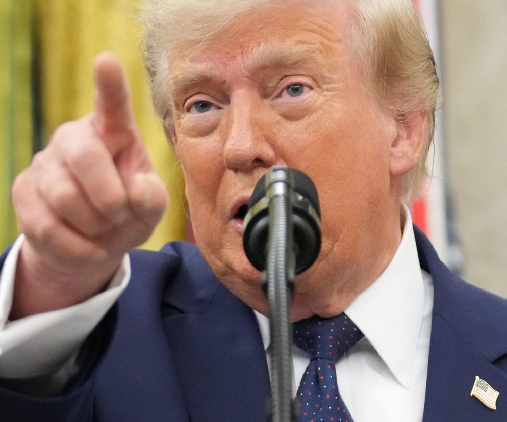 Donald Trump przemawia do mikrofonu i wskazuje palcem przed siebie. O zmasowanym ataku USA na Iran przeczytasz w Eskę.