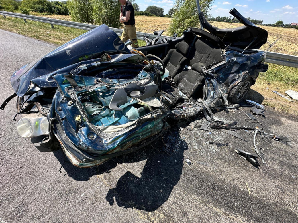 Wypadek w Elżbietowie. Tir roztrzaskał osobówkę. W tym samym miejscu zginęło troje dzieci i ich mamy