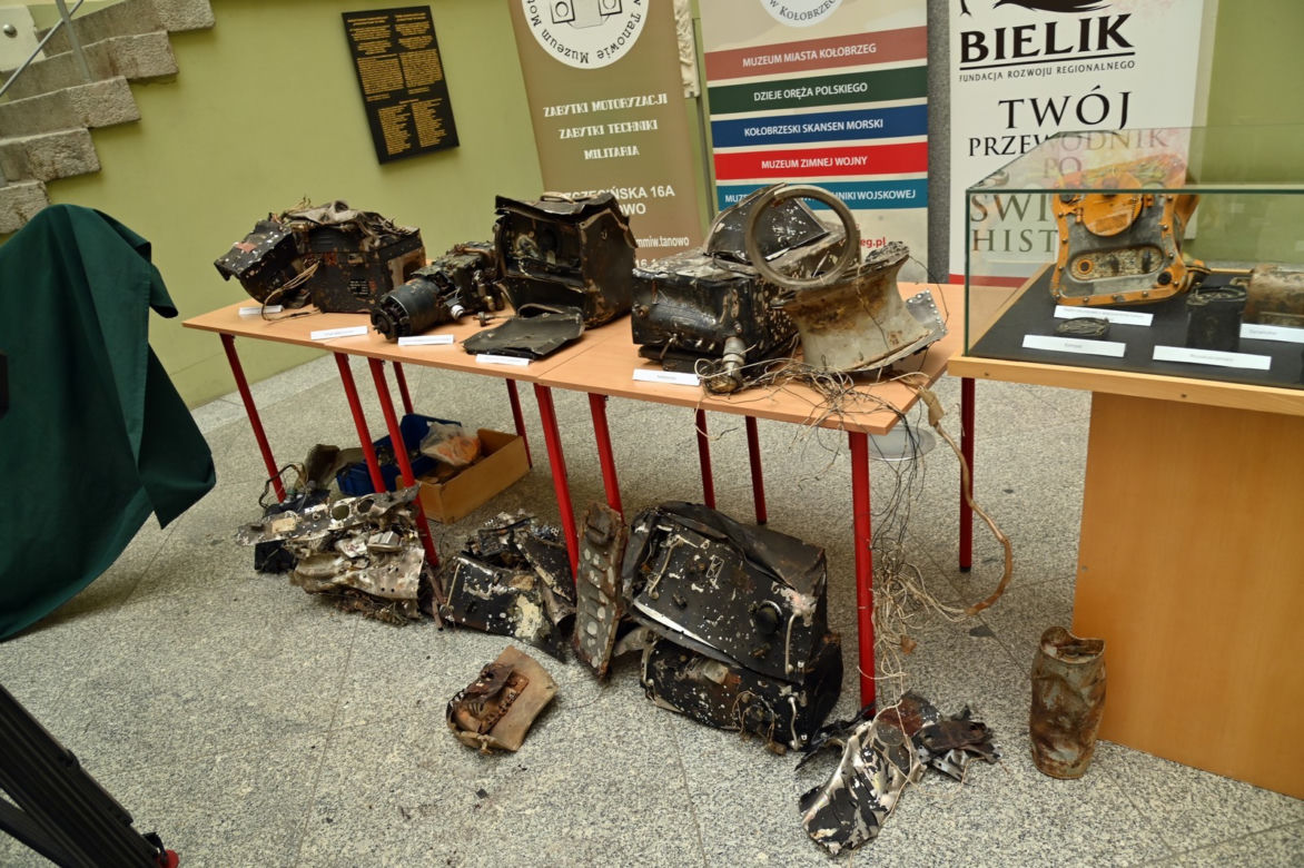 Przez lata spoczywały na dnie jeziora. Pozostałości "latającej fortecy" trafiły do szczecińskiego muzeum