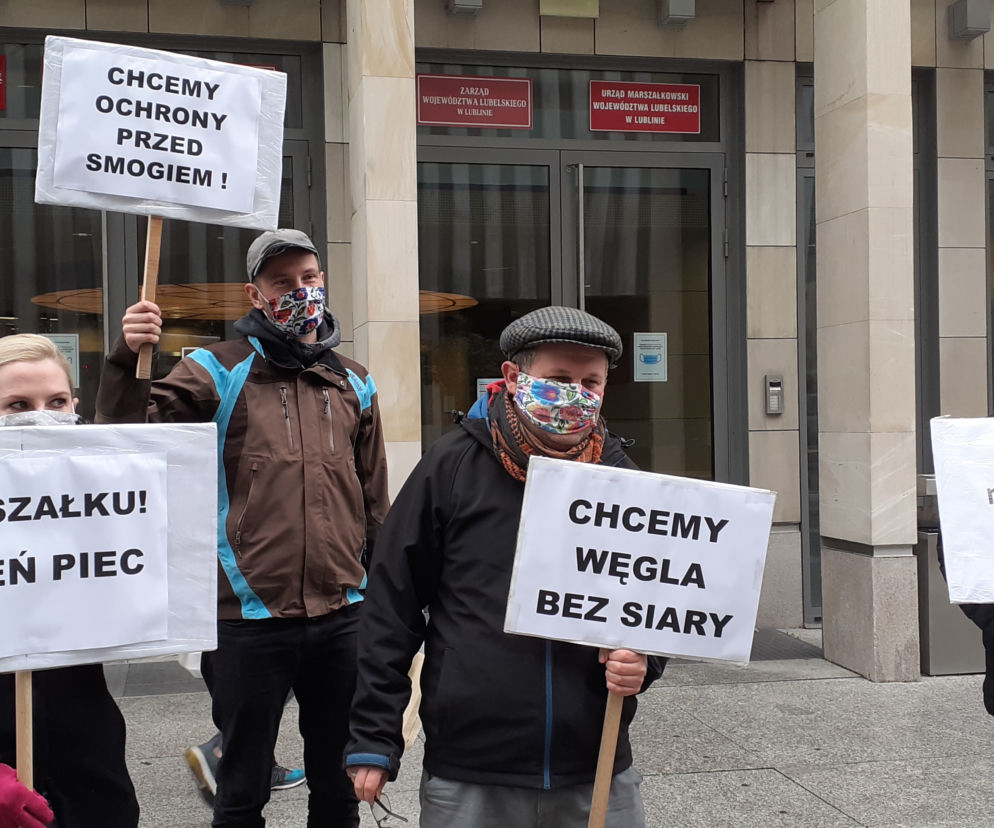 Manifestacja ws. uchwały anty-smogowej przed Urzędem Marszałkowskim w Lublinie