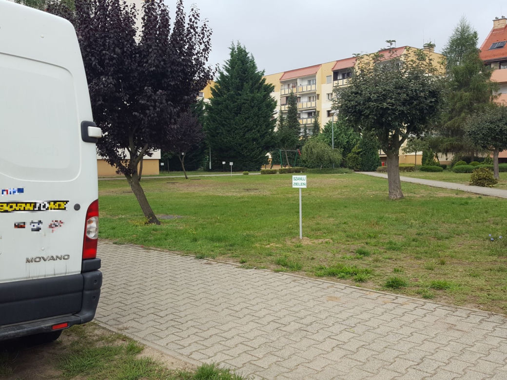 Na osiedlu Rejtana w Lesznie pojawiły się nowe tabliczki – „Zakaz gry w piłkę” 