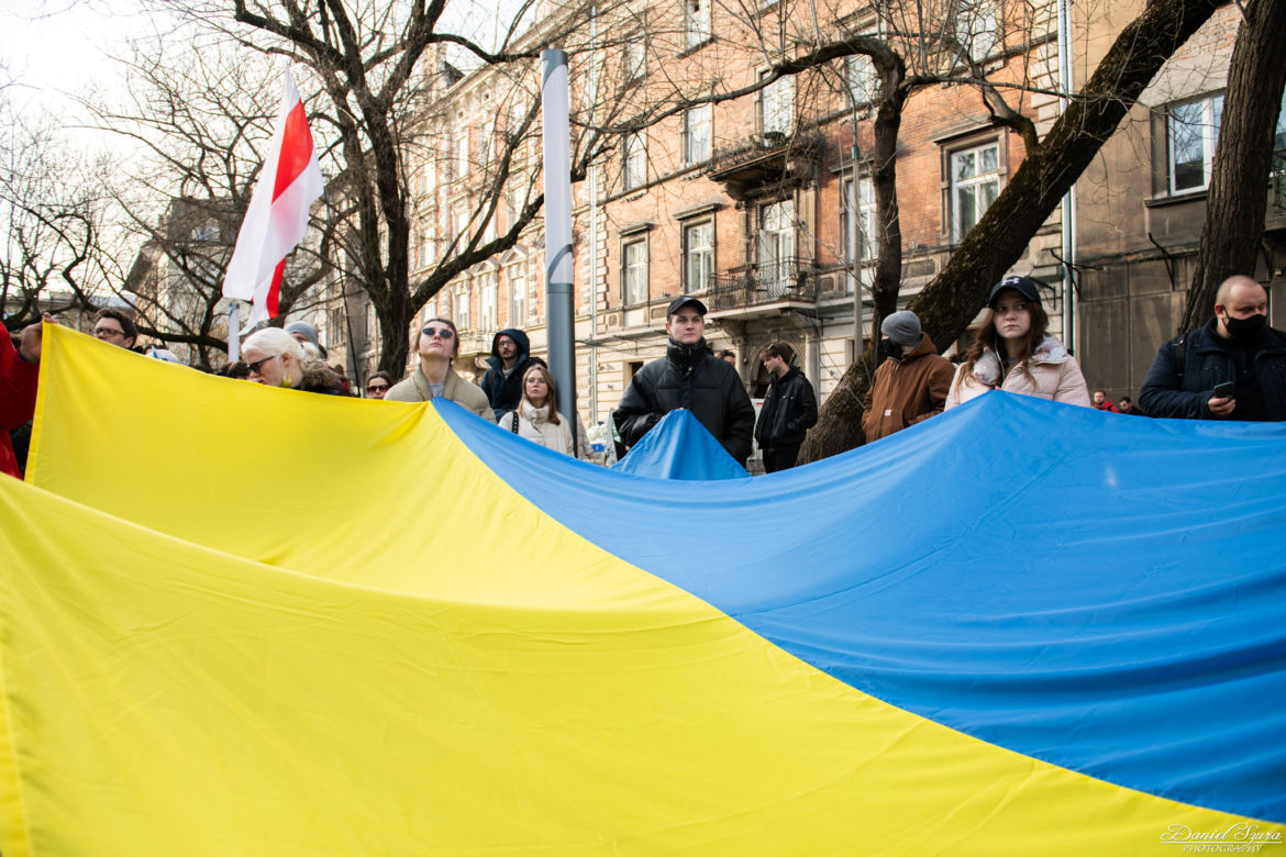  Kraków solidarny z Ukrainą. Setki osób przyszło na manifestację [ZDJĘCIA]
