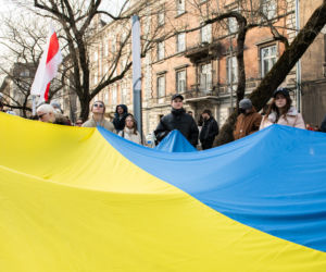  Kraków solidarny z Ukrainą. Setki osób przyszło na manifestację [ZDJĘCIA]