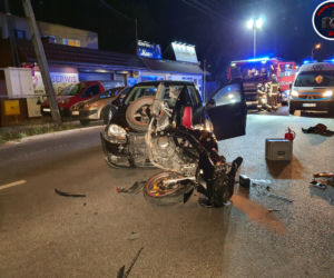 Dramatyczny wypadek motocyklisty w Raszynie. Motocykl dosłownie położył się na samochodzie!