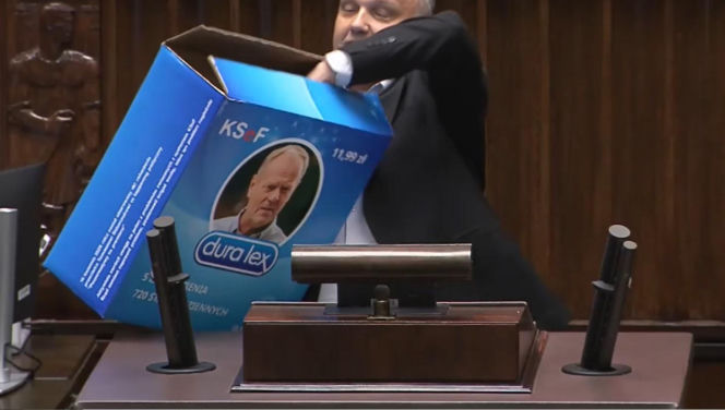 Poseł przyniósł pudło jak od prezerwatyw i puścił balon w Sejmie