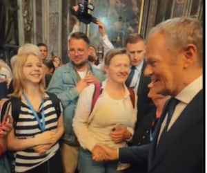 Ludzie spotkali Tuska w Watykanie i się zaczęło! Zaskakujące sceny w kościele tuż przy grobie Jana Pawła II