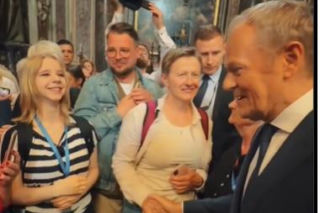 Ludzie spotkali Tuska w Watykanie i się zaczęło! Zaskakujące sceny w kościele tuż przy grobie Jana Pawła II