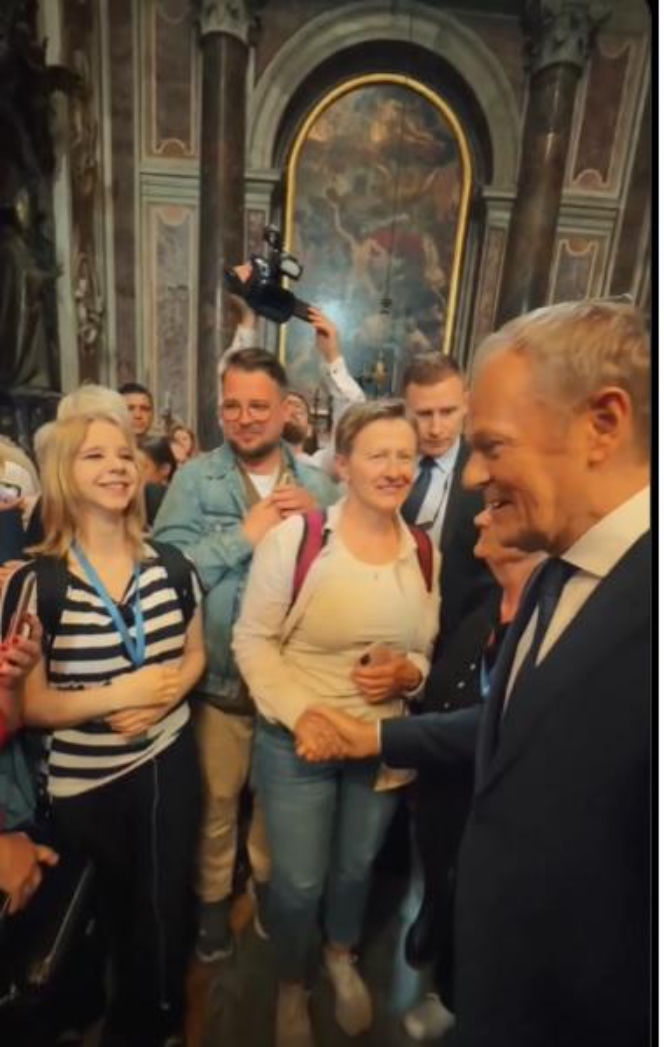 Ludzie spotkali Tuska w Watykanie i się zaczęło! Zaskakujące sceny w kościele tuż przy grobie Jana Pawła II