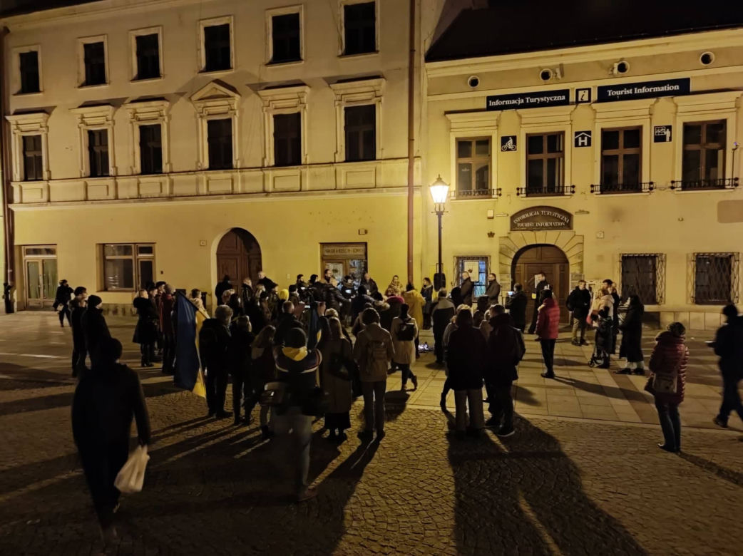 Tarnów pokazał solidarność z Ukrainą. Zapłonęły żółte-niebieskie znicze [ZDJĘCIA]