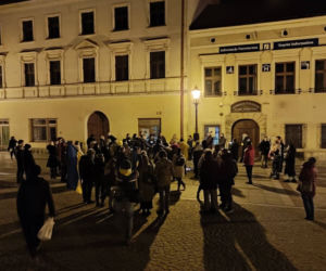 Tarnów pokazał solidarność z Ukrainą. Zapłonęły żółte-niebieskie znicze [ZDJĘCIA]