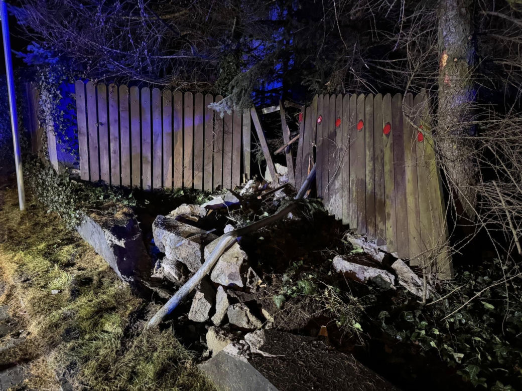 Pijany policjant wjechał w ogrodzenie i uciekł z miejsca zdarzenia. Wybiegł z auta i ukrył się na polach