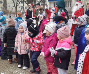 Choinka na LSM jest już ozdobiona. Dzieci przygotowały recyklingowe ozdoby [GALERIA, WIDEO]