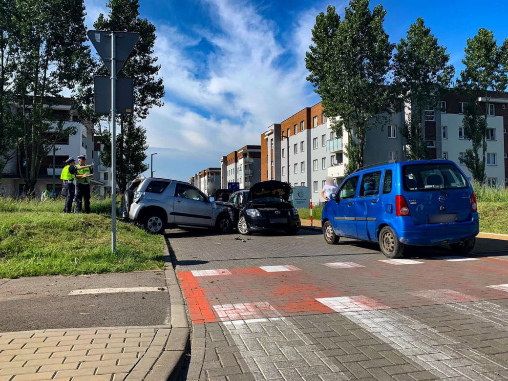 Karambol na ul. 42. Pułku Piechoty. Zderzyło się 7 samochodów [ZDJĘCIA]