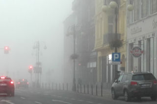 Alerty IMGW przed gęstą mgłą. Dwa województwa objęte ostrzeżeniami