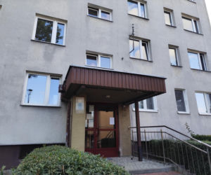 Sąsiedzi byli świadkami makabrycznych scen. 70-latka nie żyje, jej syn trafił do szpitala