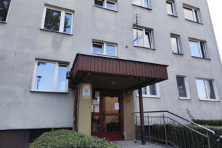 Sąsiedzi byli świadkami makabrycznych scen. 70-latka nie żyje, jej syn trafił do szpitala