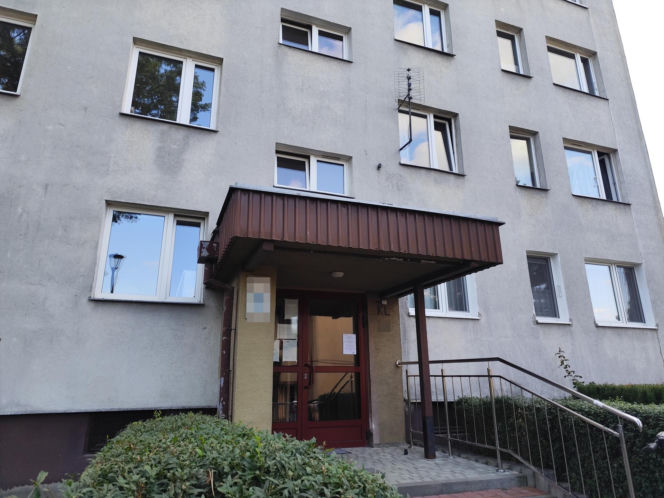 Sąsiedzi byli świadkami makabrycznych scen. 70-latka nie żyje, jej syn trafił do szpitala