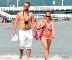 Marysia  Sadowska ćwiczy na plaży