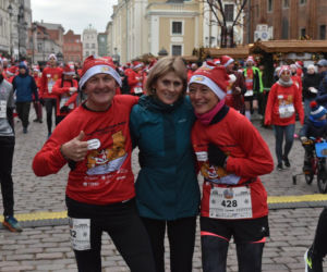 23. Festiwal Biegów Świętych Mikołajów w Toruniu. Zdjęcia ze starówki