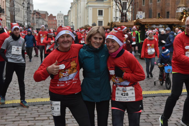 23. Festiwal Biegów Świętych Mikołajów w Toruniu. Zdjęcia ze starówki