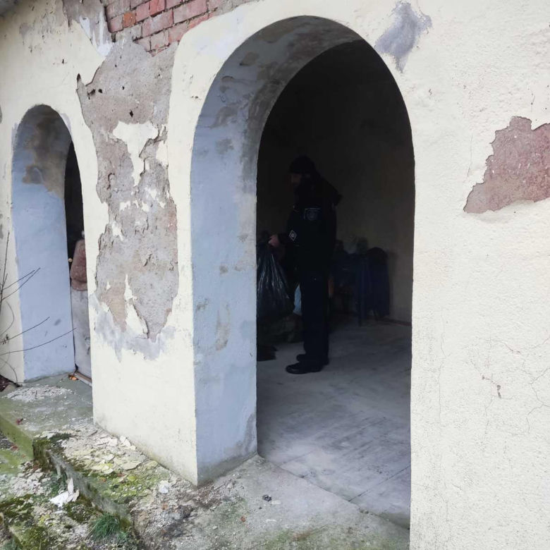 Nie tylko egzekwują prawo, ale także niosą pomoc. Policjanci z Wielkopolski otoczyli pomocą bezdomnego