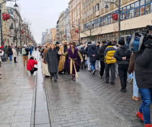 Polonez dla Łodzi. Taneczny korowód maturzystów przeszedł ulicą Piotrkowską