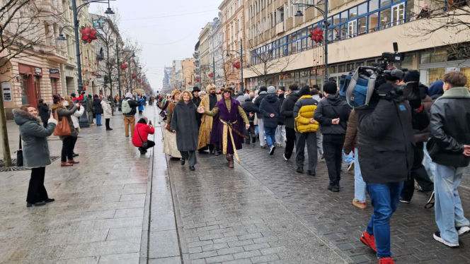 Polonez dla Łodzi. Taneczny korowód maturzystów przeszedł ulicą Piotrkowską