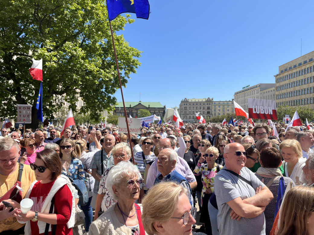 Toast za Wolność w Poznaniu. Tysiące ludzi na placu Wolności