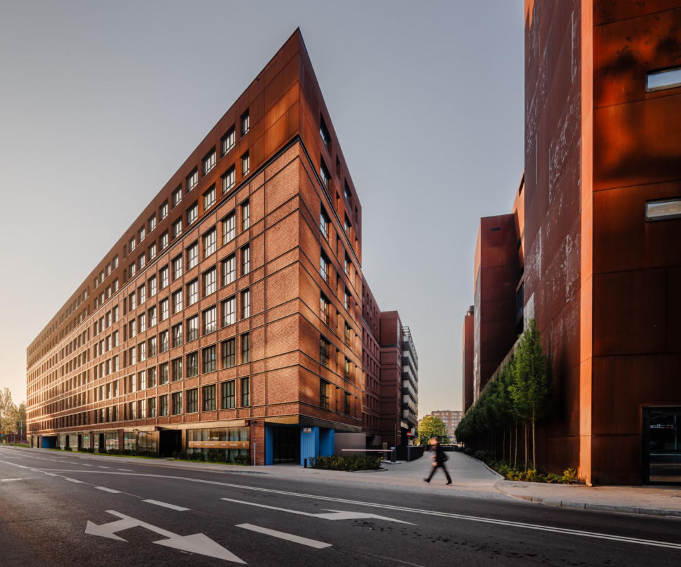 Nowoczesne budynki z cegły i blachy corten w Gdańsku. O architekturze Stoczni przeczytasz w serwisie Architektura.