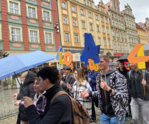 Zrobili to! Maturzyści zatańczyli poloneza na wrocławskim Rynku [WIDEO, ZDJĘCIA]