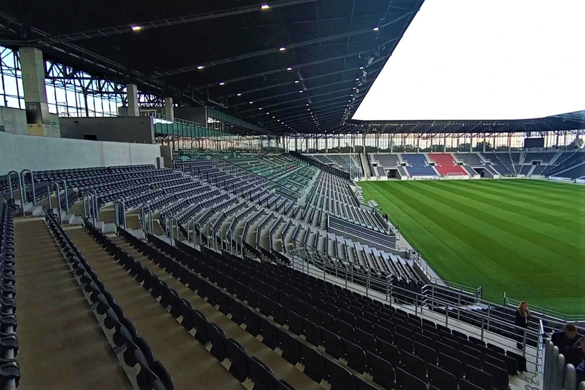 Spacery po nowym szczecińskim stadionie przyciągnęły wielu chętnych