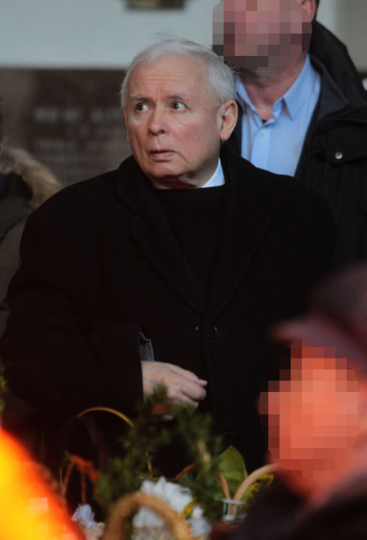 Jarosław Kaczyński ze skromnym koszyczkiem 