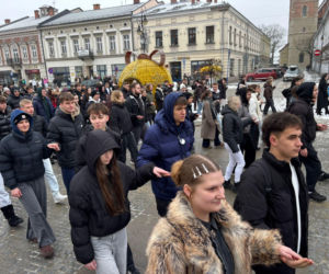 Polonez maturzystów na Rynku w Nowym Sączu