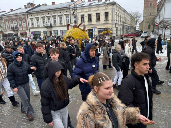 Polonez maturzystów na Rynku w Nowym Sączu