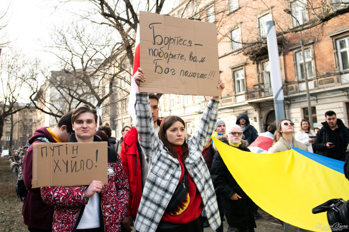  Kraków solidarny z Ukrainą. Setki osób przyszło na manifestację [ZDJĘCIA]