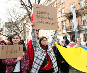 Kraków solidarny z Ukrainą. Setki osób przyszło na manifestację [ZDJĘCIA]